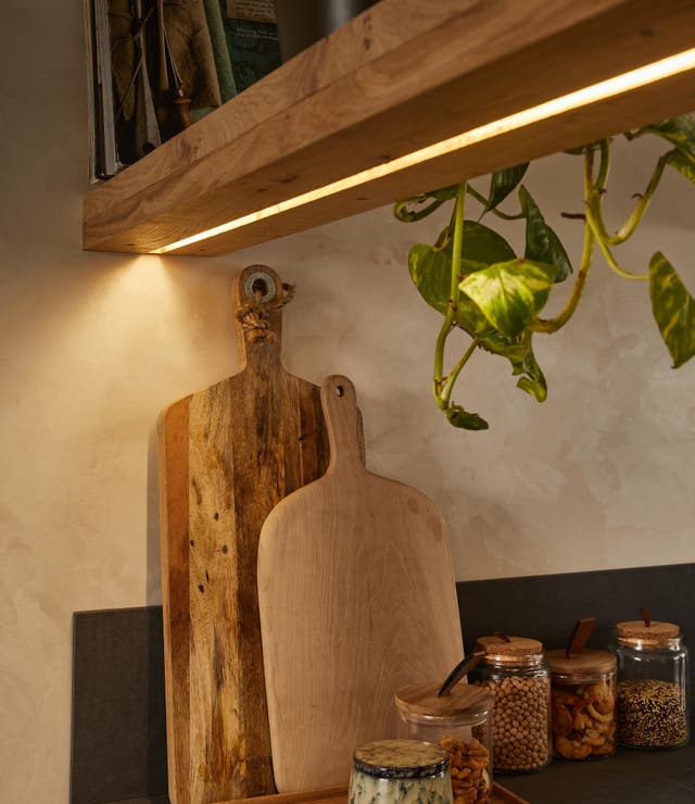 Photo d'un néon lumineux dans une cuisine. 