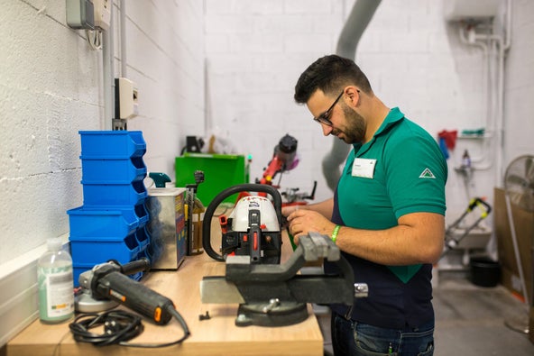 photo d'une homme devant une scie circulaire