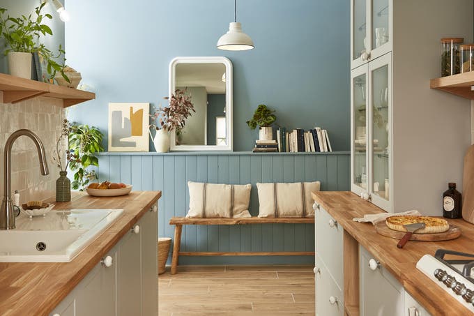 Photo d'une cuisine en bois et bleu. 