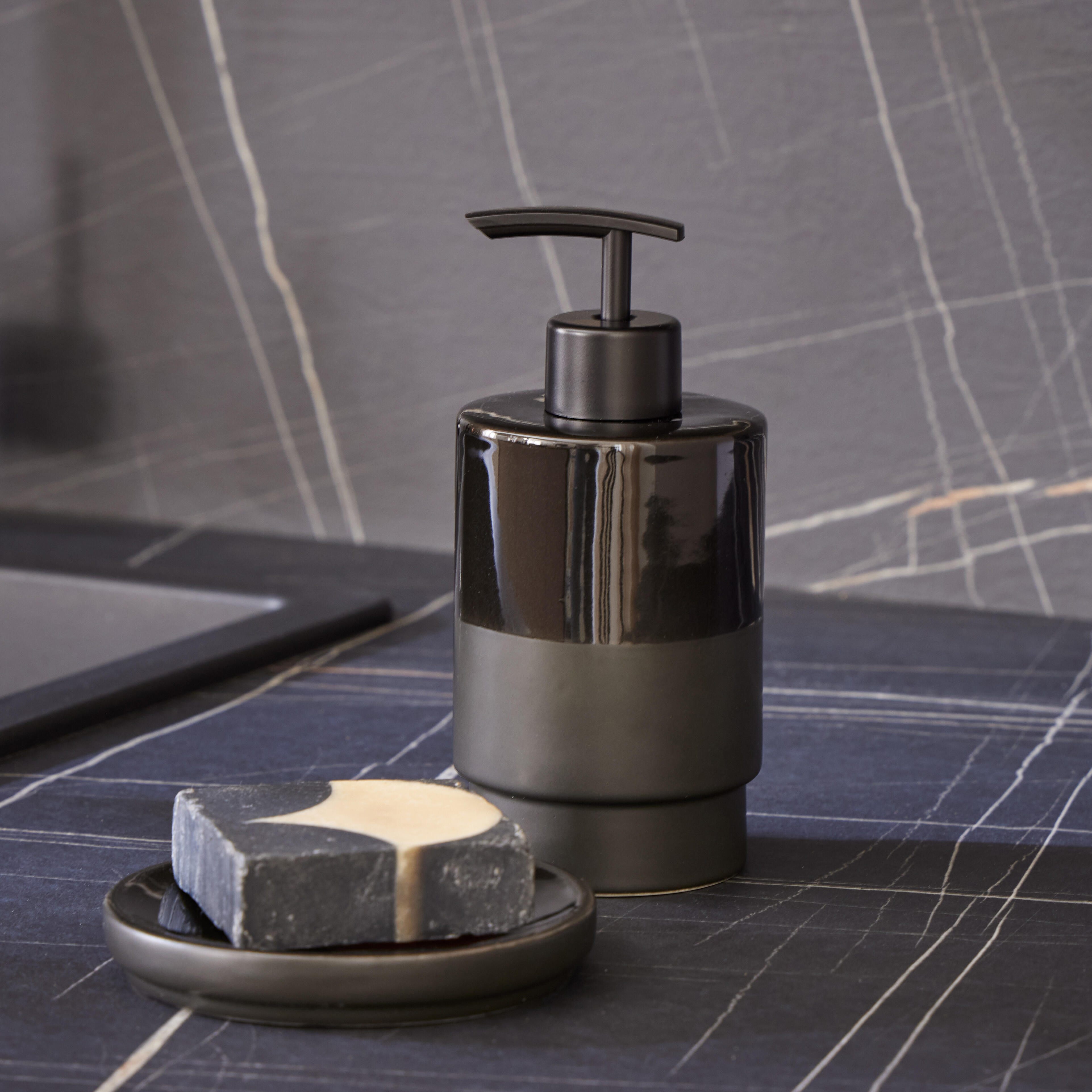 Distributeur de savon céramique noir Malone AZAO - 4