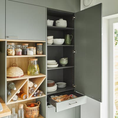 Cajones y estanterías extraíbles para una cocina funcional  Kitchen  remodel small, Kitchen storage space, Kitchen design small