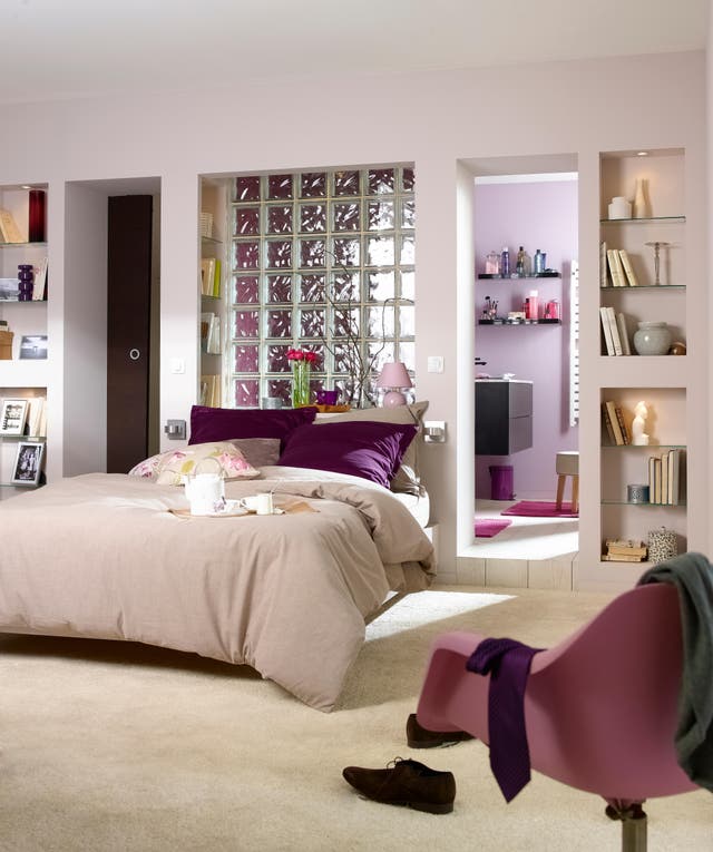 photo d'une chambre à coucher avec une cloison en brique de verre