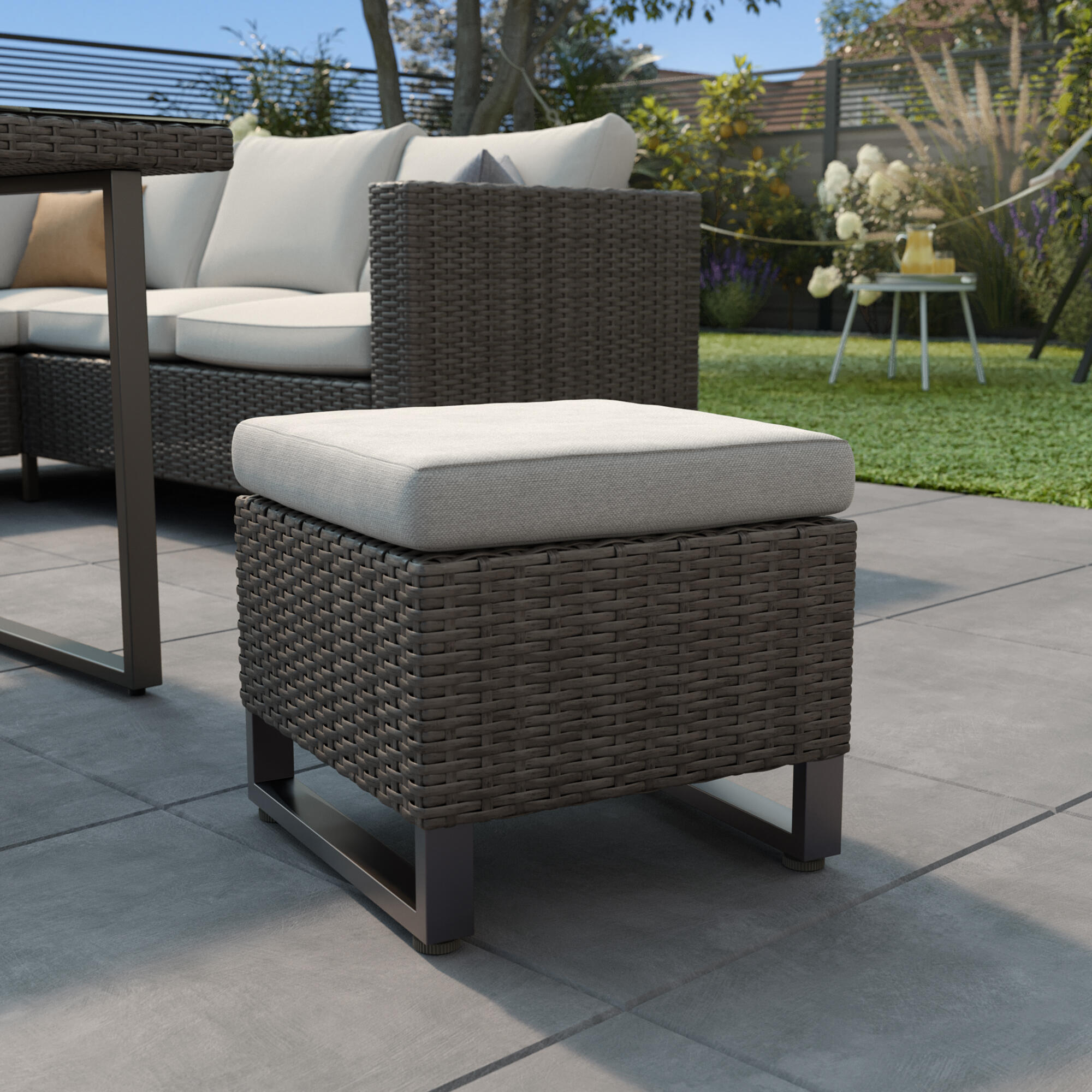 Pouf da giardino con cuscino grigio Noa NATERIAL, struttura in acciaio seduta in rattan sintetico antracite, L 40 x H 38 x P 40 cm - 3