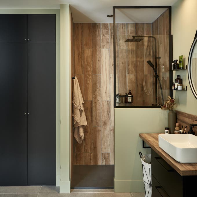 photo d'une salle de bain avec un mur imitation bois