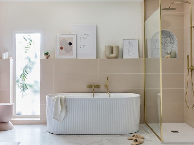 photo d'une salle de bain moderne et lumineuse