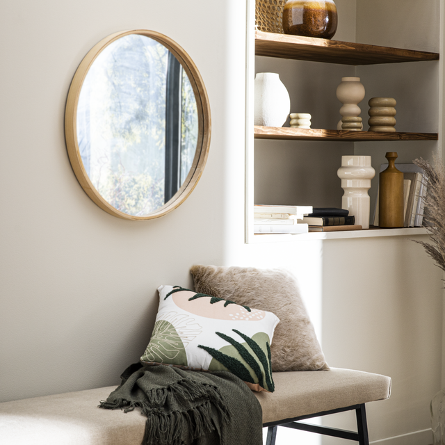 Photo d'un miroir rond en bois. 