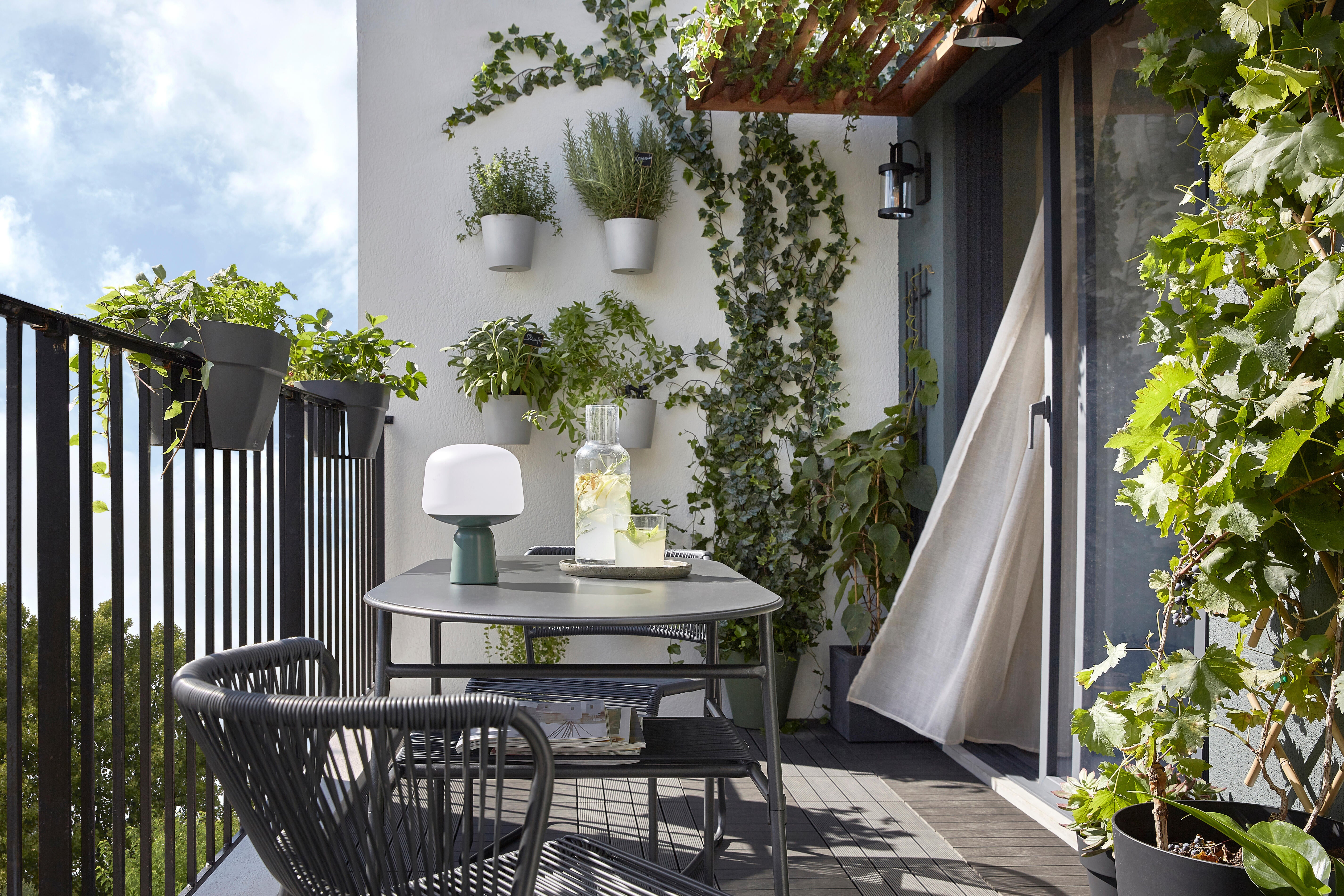 15 tables ingénieuses pour le balcon  Table de balcon, Bar jardin,  Décoration petit balcon