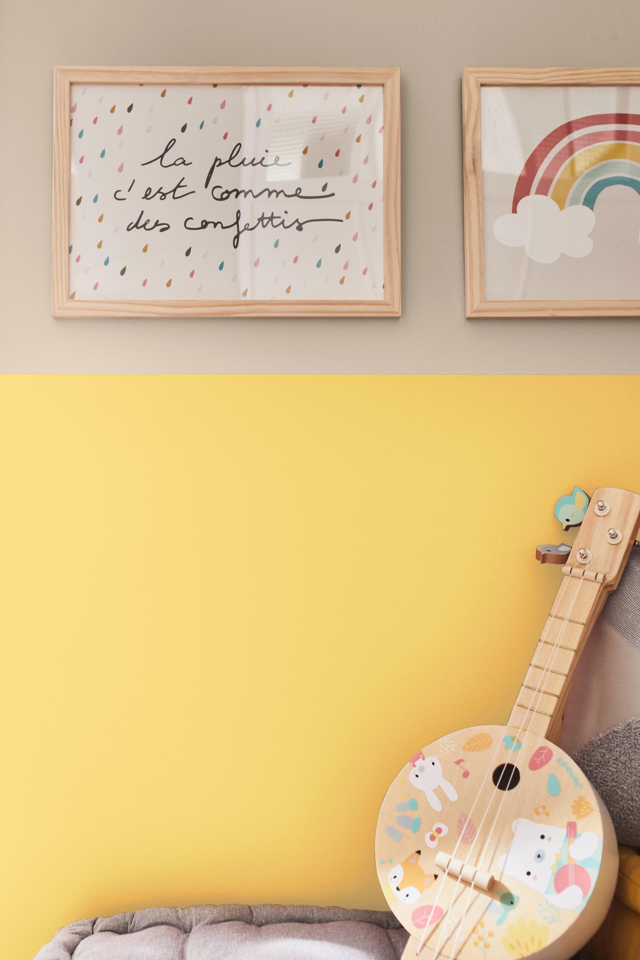 Diapositive Du jaune pour un coin créatif dans la chambre d’enfant