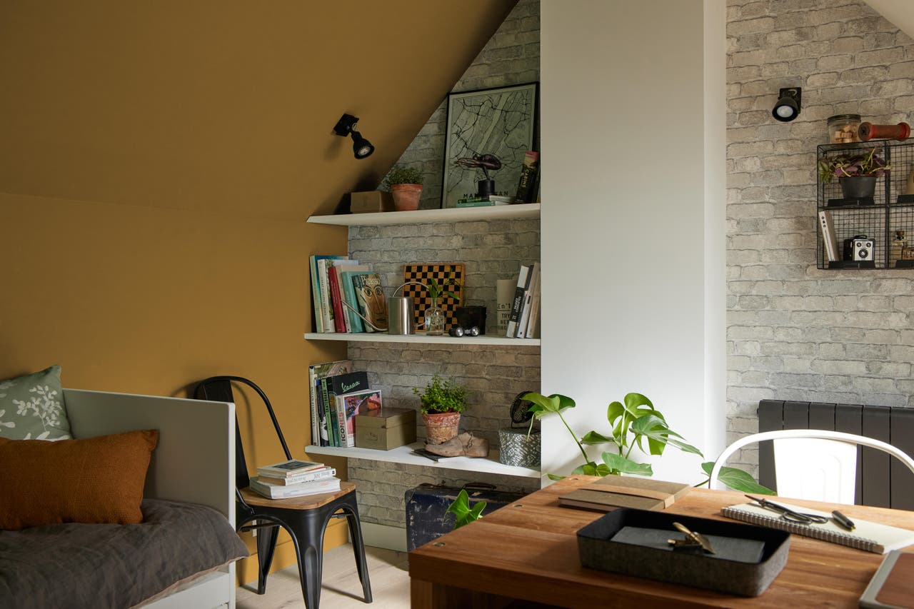 Diapositive De la peinture jaune pour illuminer le bureau