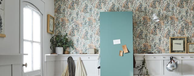 Photo Leroy Merlin d'une entrée lumineuse avec un mur bleu, gris clair et avec du papier peint. 