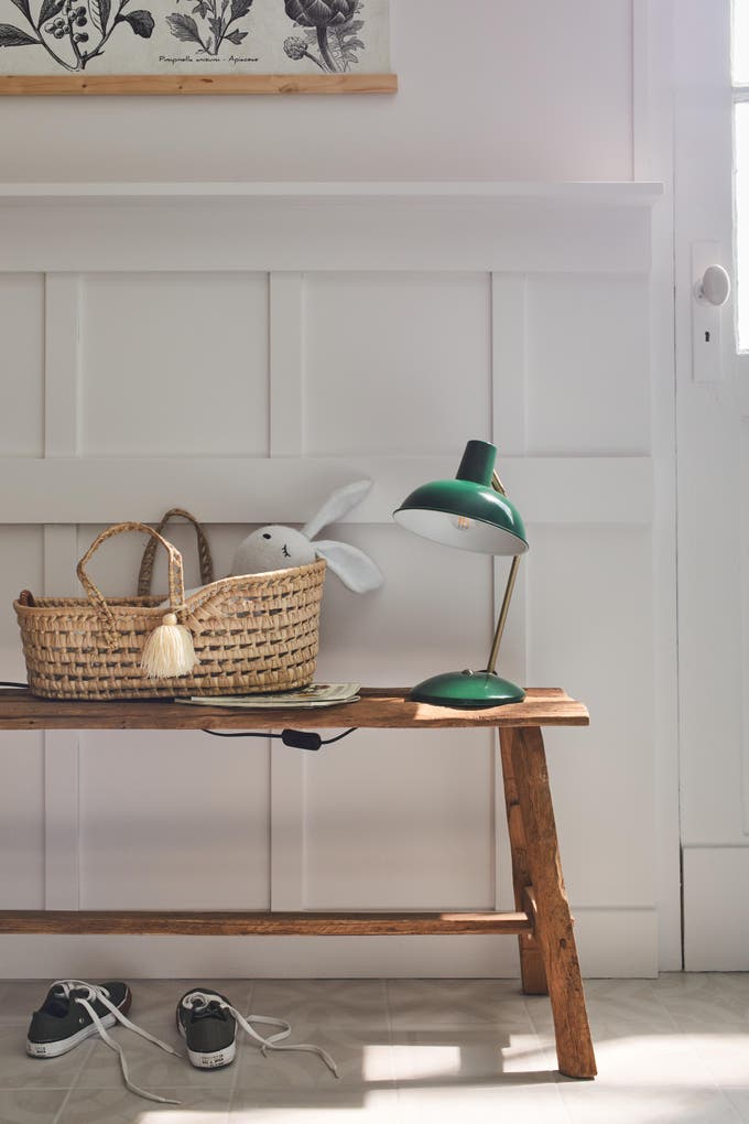Photo Leroy Merlin d'un banc en bois avec une lampe et un panier dans une entrée. 