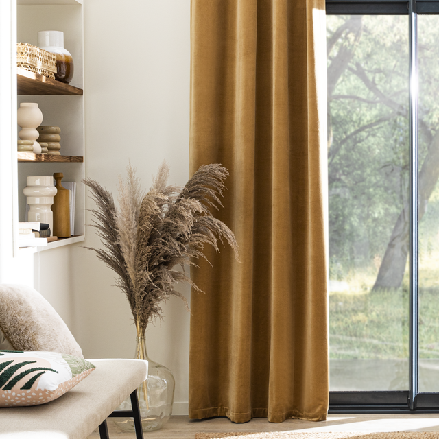 sala decorada com a cor pecan. Cortinados amarelos torrado 