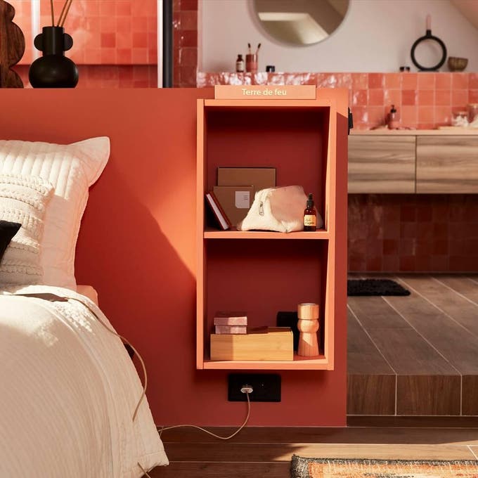 Photo Leroy Merlin d'une tête de lit avec caisson de rangement orange. 