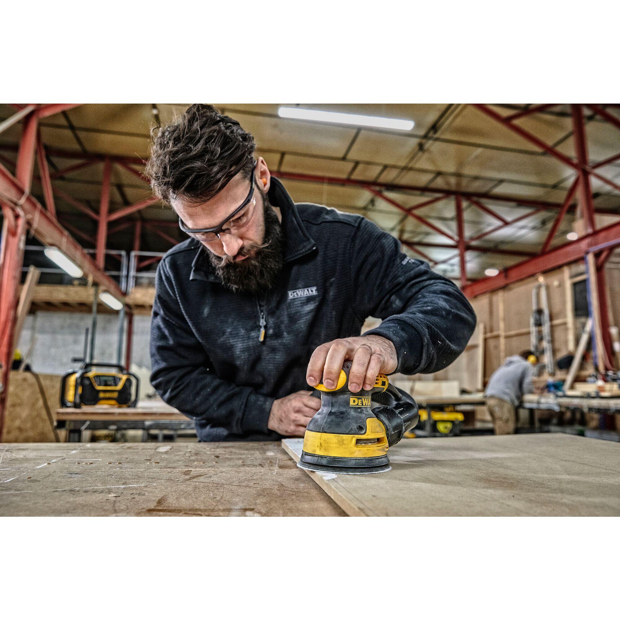 Lixadora excêntrica com fio 280 W 125 mm Dewalt DWE6423-QS - 13