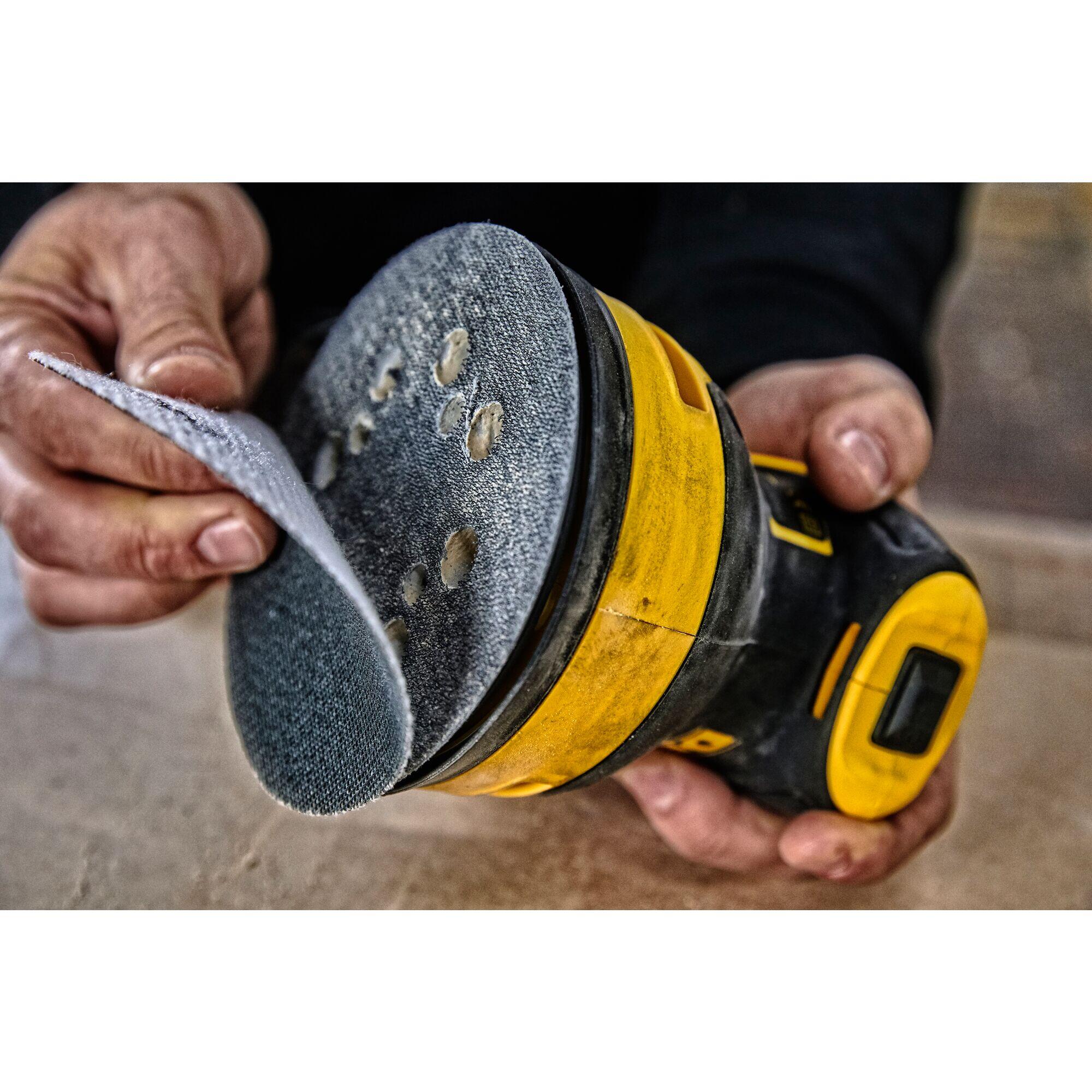 Lixadora excêntrica com fio 280 W 125 mm Dewalt DWE6423-QS - 11