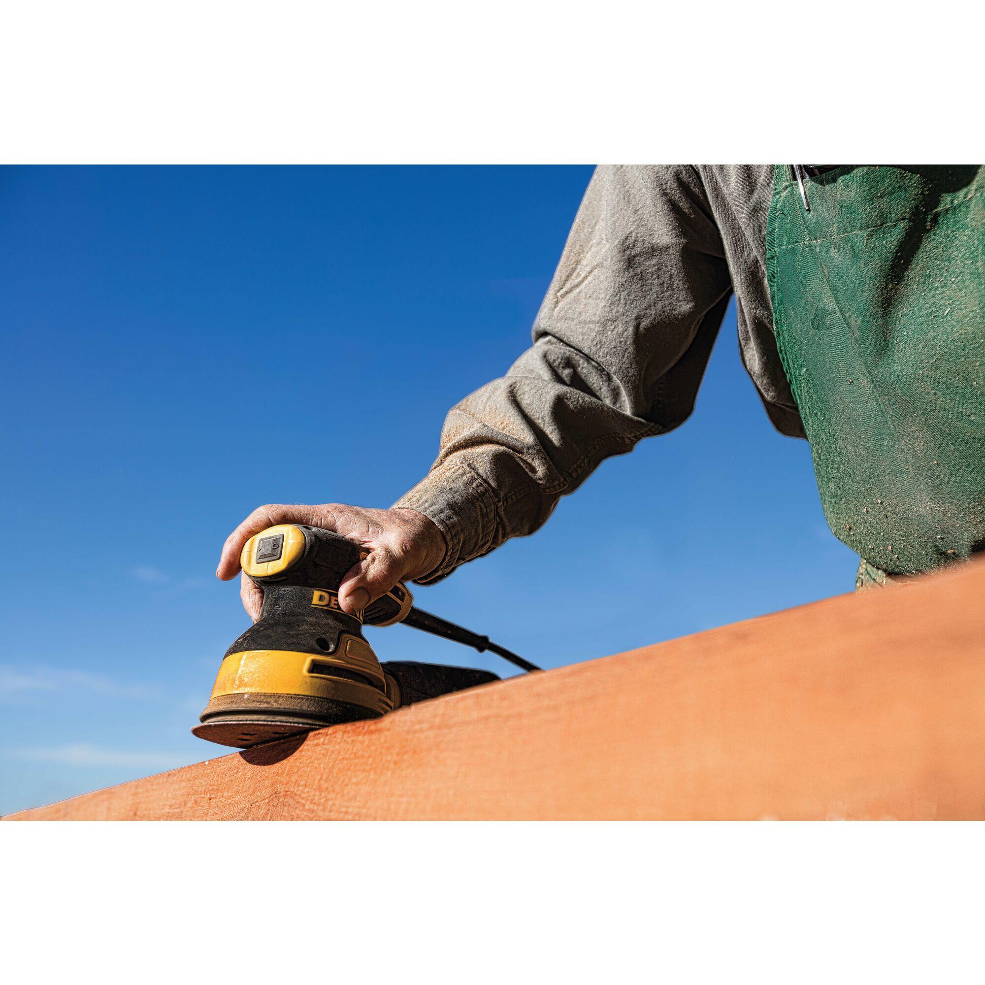 Lixadora excêntrica com fio 280 W 125 mm Dewalt DWE6423-QS - 10