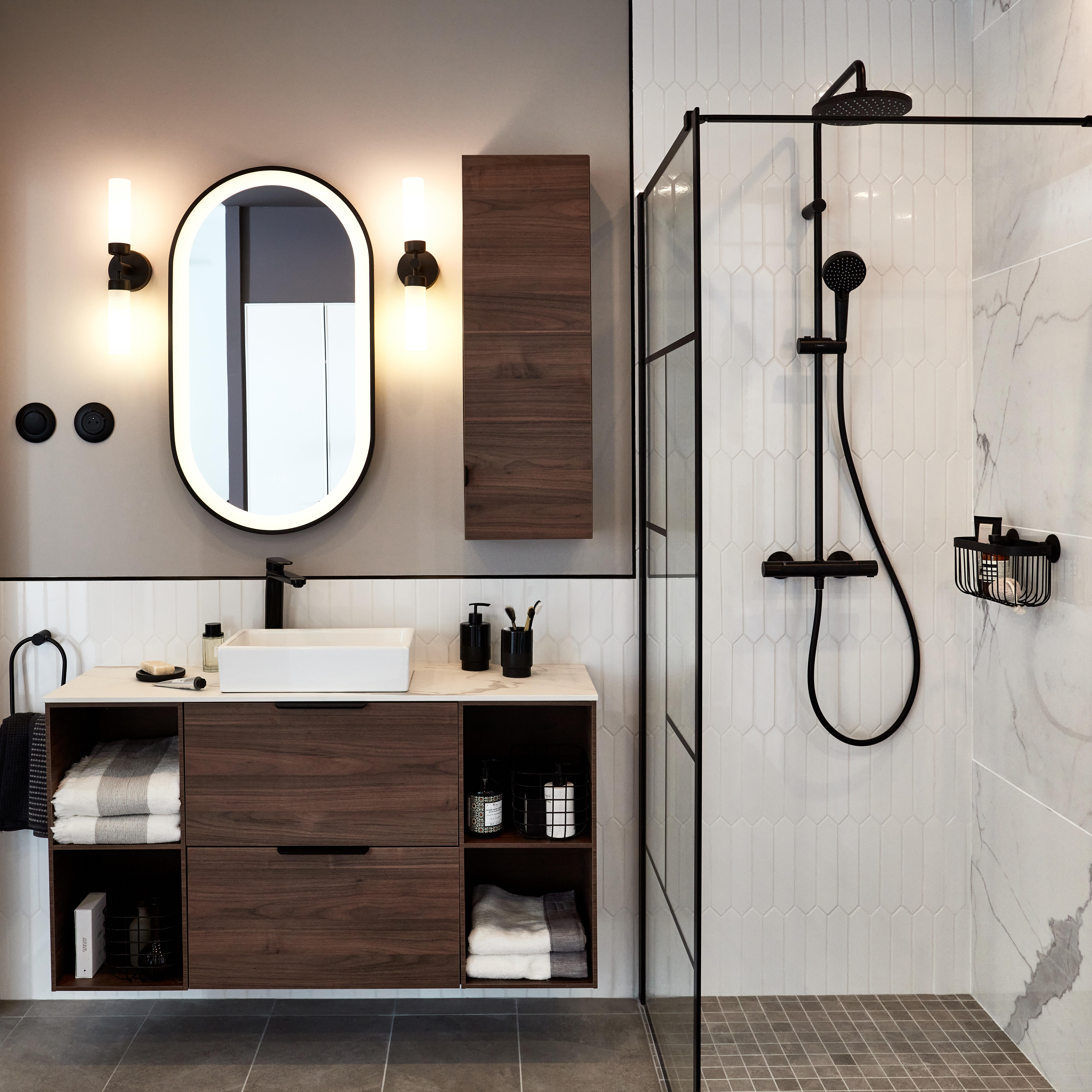 Uma casa de banho moderna em madeira escura - IKEA