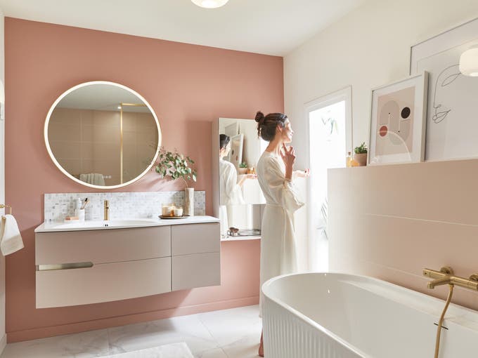 photo de la salle de bain moderne et lumineuse vu sous un autre angle
