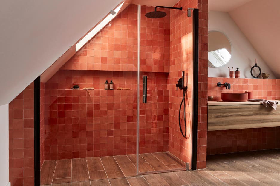 Photo Leroy Merlin d'une douche à l'italienne dans une suite parentale colorée et chaleureuse. 