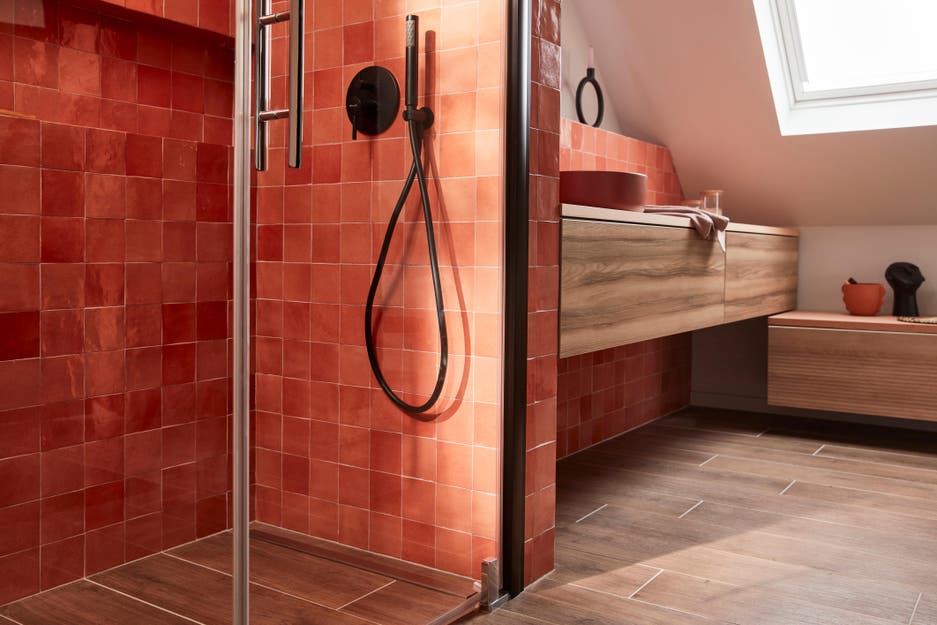 Photo Leroy Merlin d'une salle de bain chaleureuse et colorée d'une suite parentale. 