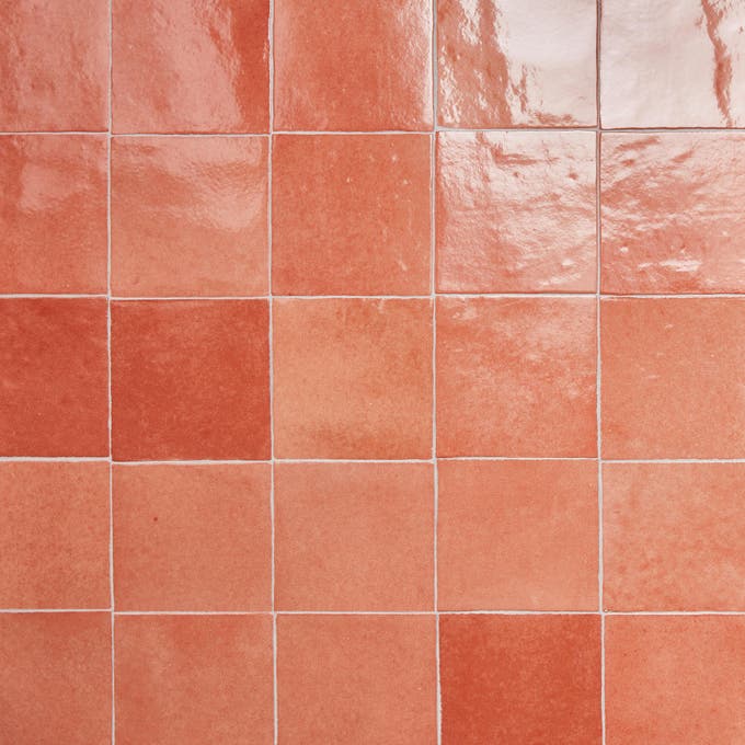 Photo Leroy Merlin d'un carrelage mural rouge. 