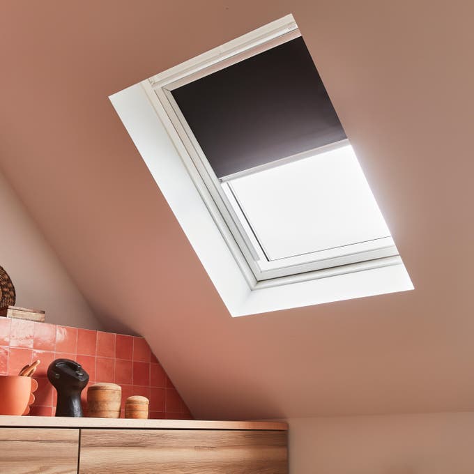 Photo Leroy Merlin d'un velux à moitié fermé par un store. 
