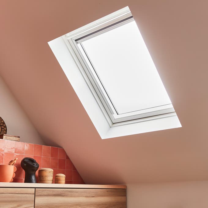Photo Leroy Merlin d'un velux dans un toit mansardé. 