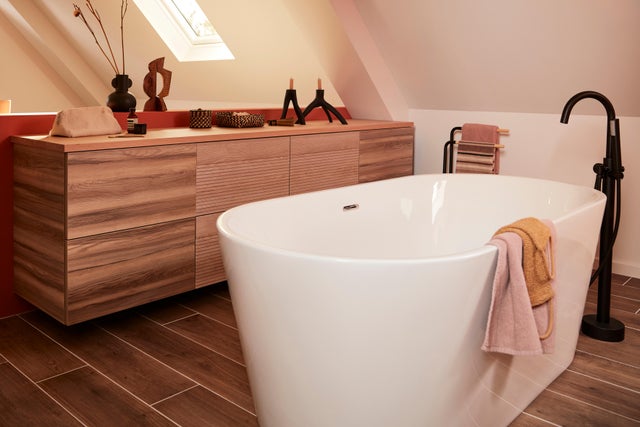 Photo Leroy Merlin d'un baignoire îlot dans une suite parentale. 