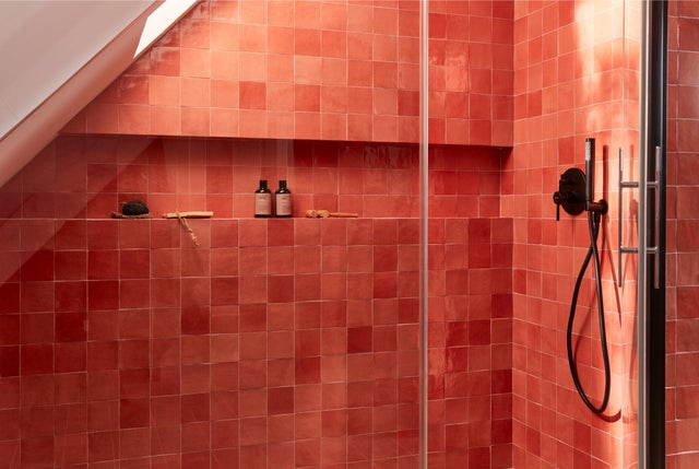 Photo Leroy Merlin zoom sur la douche italienne d'une suite parentale colorée et chaleureuse. 