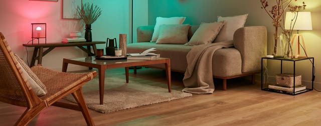 sala de estar com vários tipos de iluminação