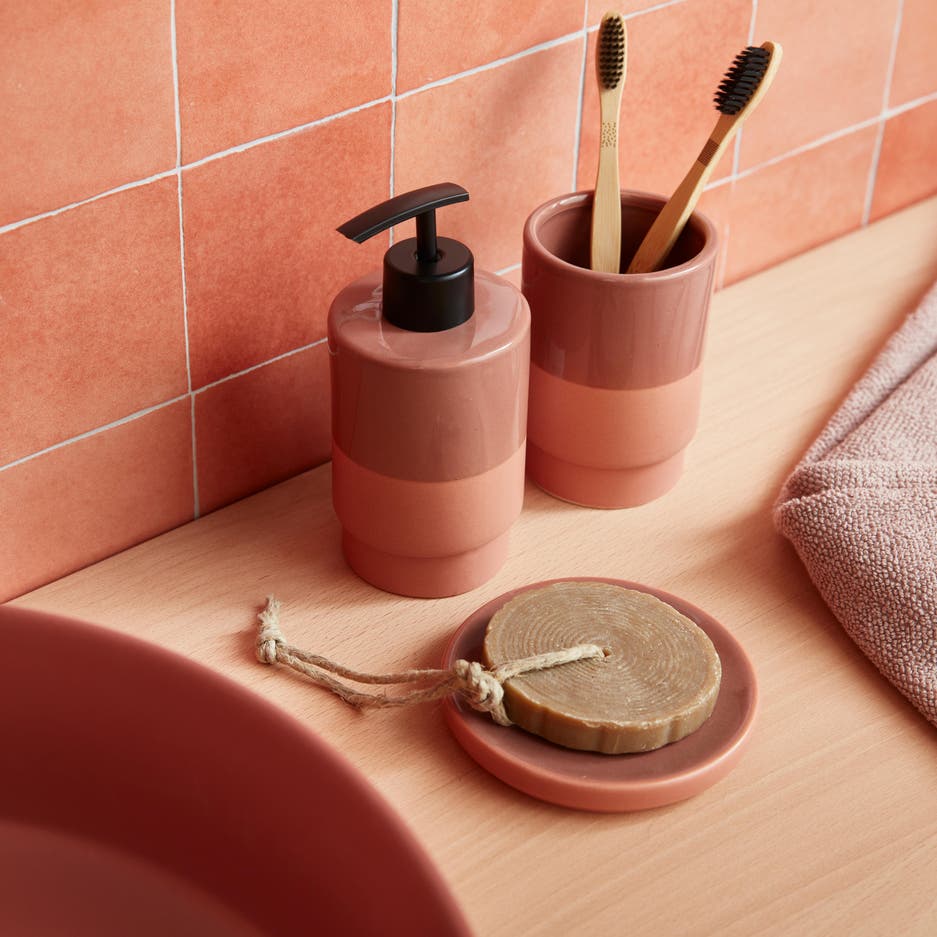 Photo Leroy Merlin d'un pot à brosse à dent et d'un porte savon assorti. 