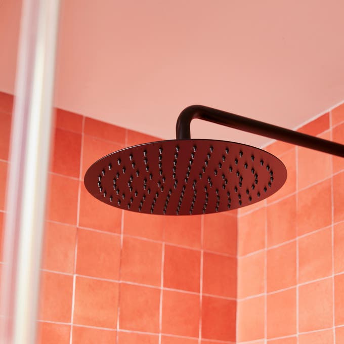Photo Leroy Merlin de la sortie d'eau d'une colonne de douche encastrée dans une douche italienne. 