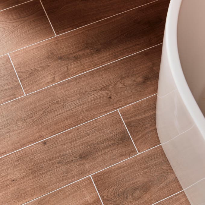 Photo Leroy Merlin d'un carrelage effet parquet. 