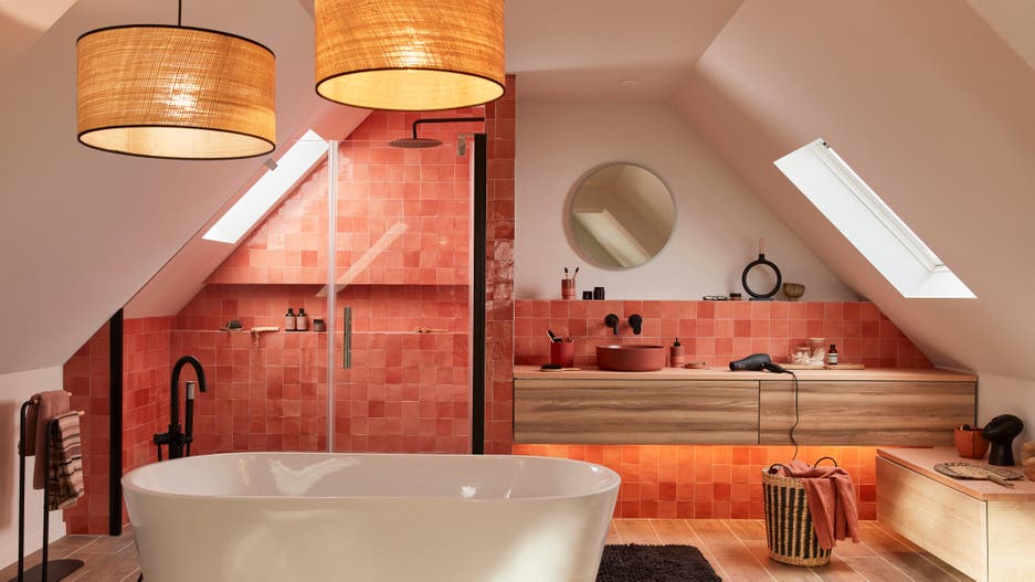 Photo Leroy Merlin d'une salle de bains de suite parentale avec deux suspensions en matière naturelle. 