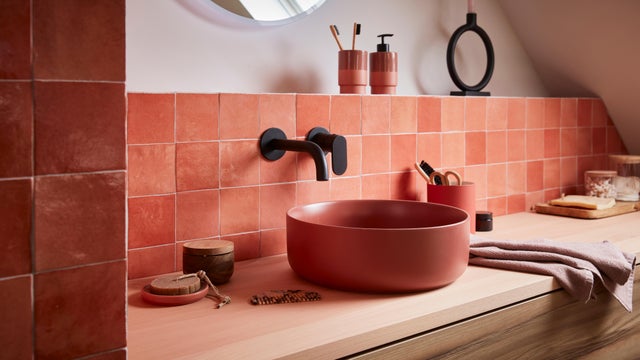 Photo Leroy Merlin d'un évier terracotta posé sur un meuble de salle de bain. 