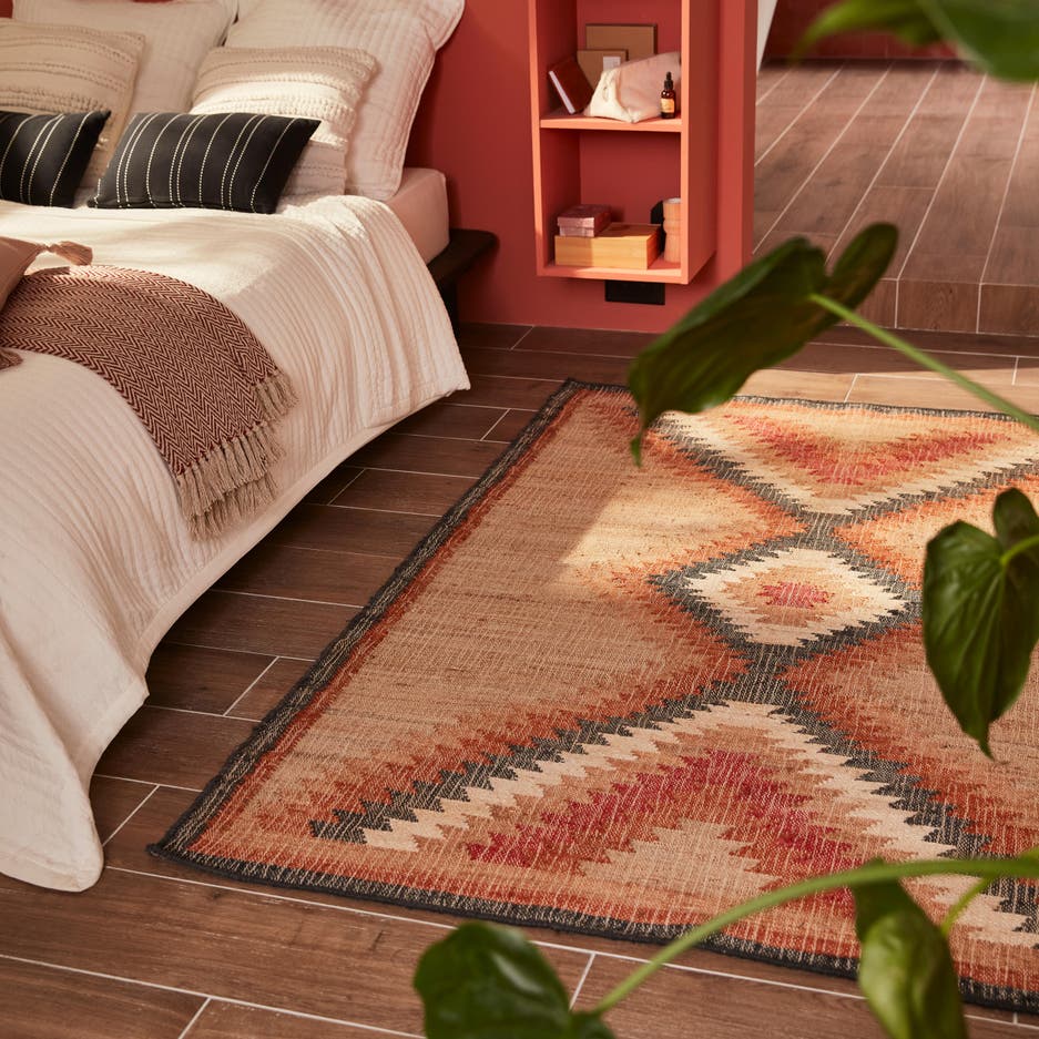 Photo Leroy Merlin d'un tapis à motif dans une suite parentale chaleureuse et colorée. 