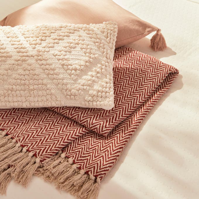 Photo Leroy Merlin de coussins et plaids. 