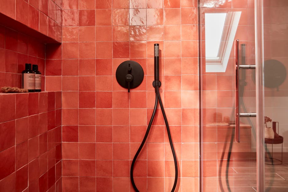 Photo Leroy Merlin de l'intérieur d'une douche italienne avec colonne de douche encastrée. 