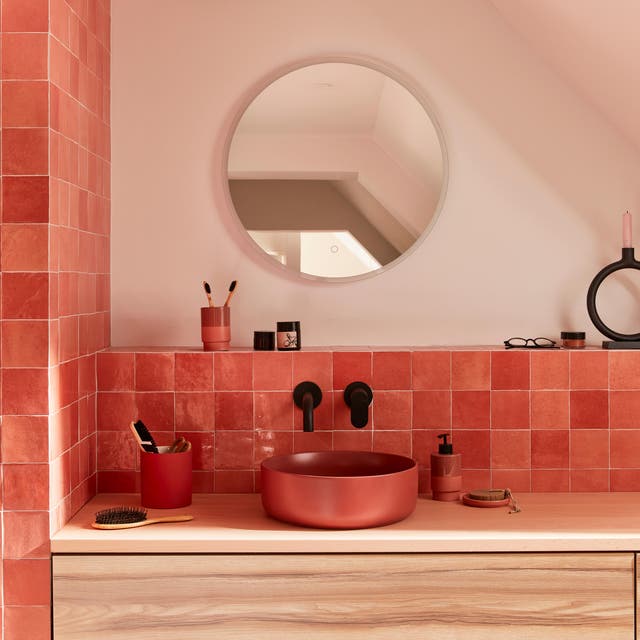 Photo Leroy Merlin d'une salle de bains aux couleurs chaudes 