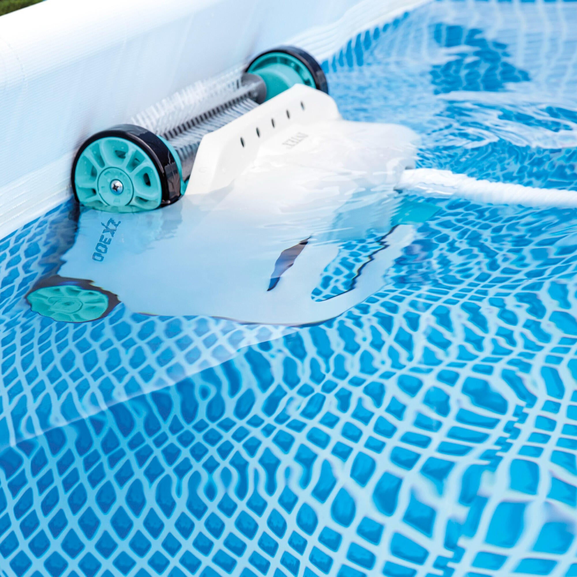 Robot aspirateur de piscine Intex Nettoyage haute performance - 0