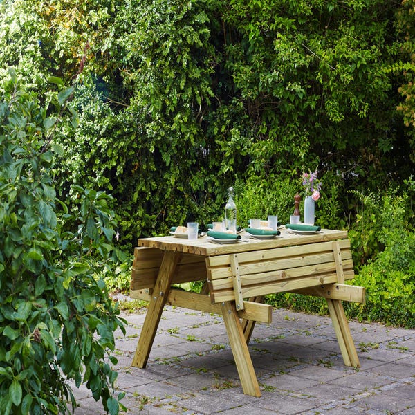 Chaises En Bois Et Table De Table Dans Le Verger D'été. Ensemble De  Mobilier D'extérieur En Bois Pour Pique-nique Dans Le Jardin