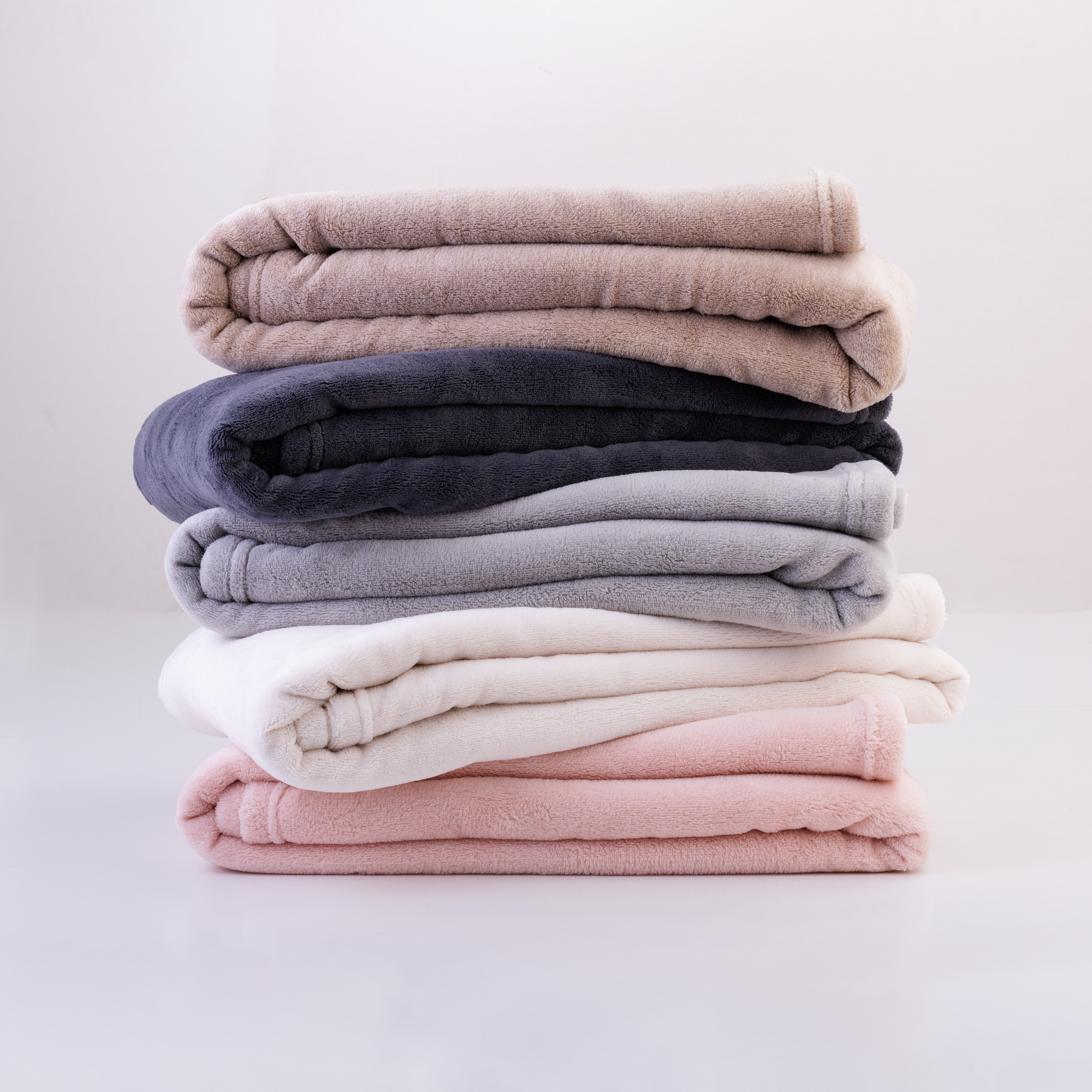 Manta franela Kieran rectangular INSPIRE poliéster liso beige overlock y cosido de 130x170 cm - 8