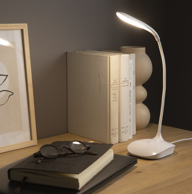 Flexo para escritorio LED con control de la intensidad de la luz Murray INSPIRE con estructura blanca luz neutra 4000K de pilas