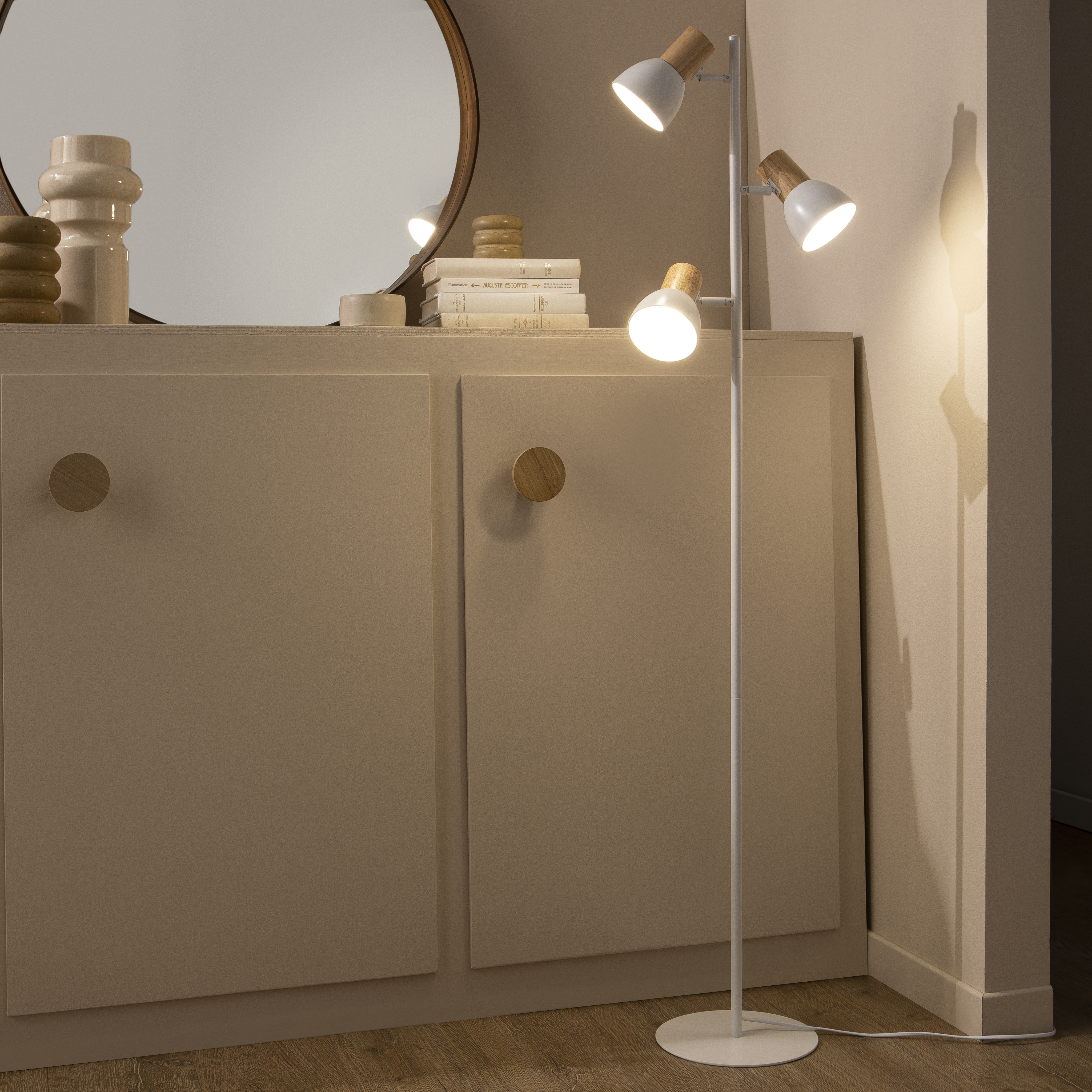 Lampa podłogowa Venosa biała E14 Inspire