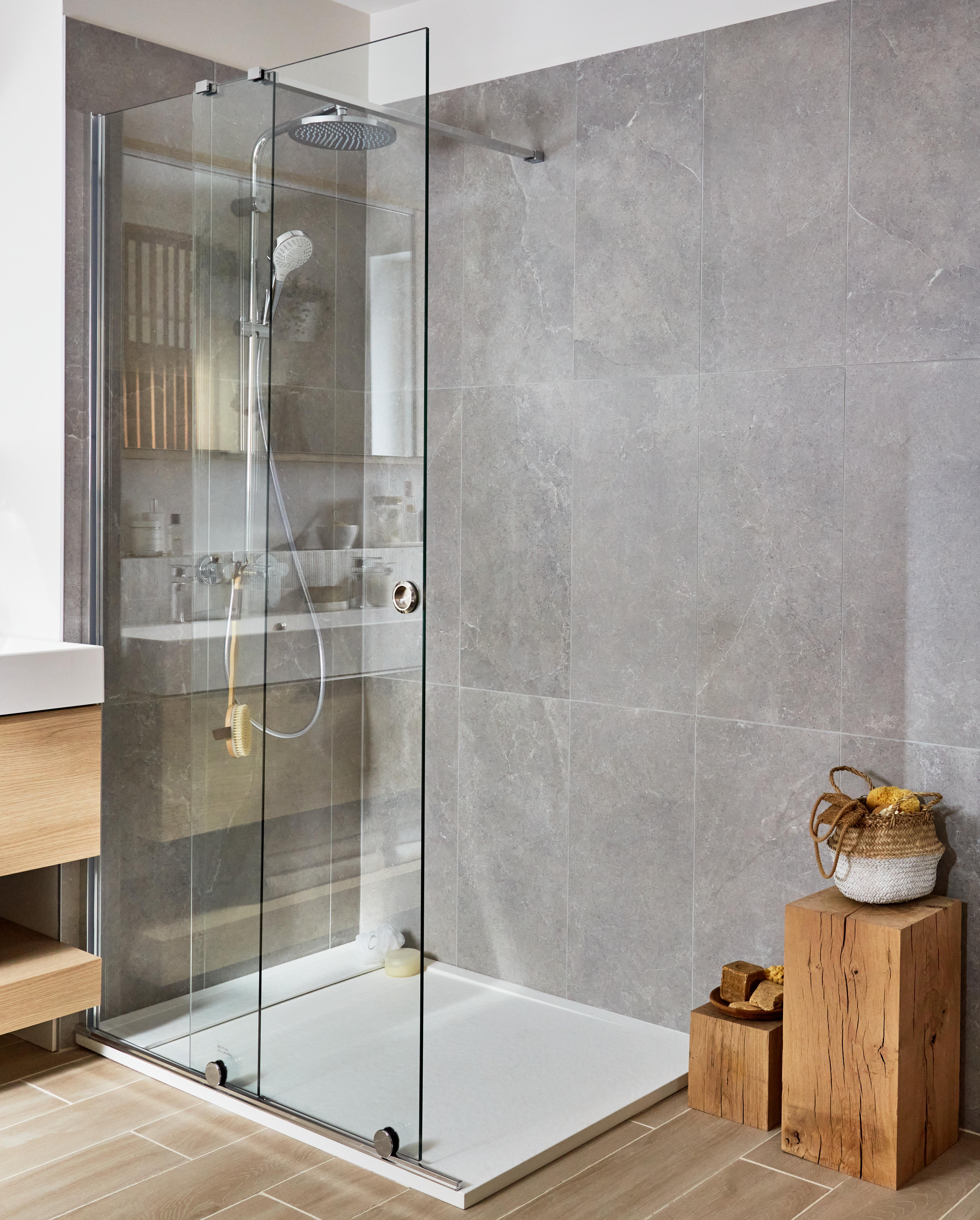 Une douche à l’italienne effet béton pour un espace douche lumineux