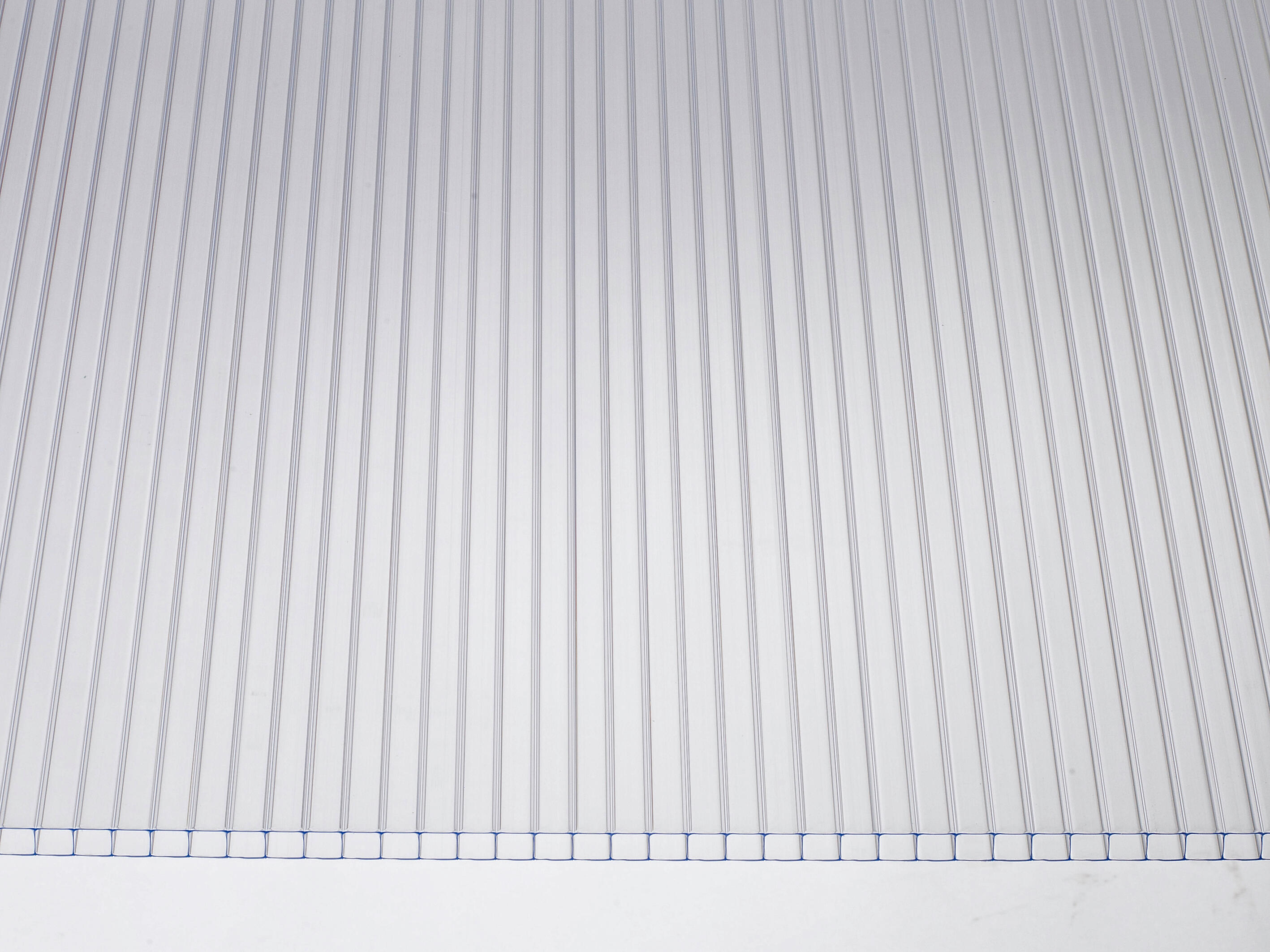 Placa de policarbonato celular translúcido, de doble cámara. medidas: 98x200 cm y 10mm de espesor.