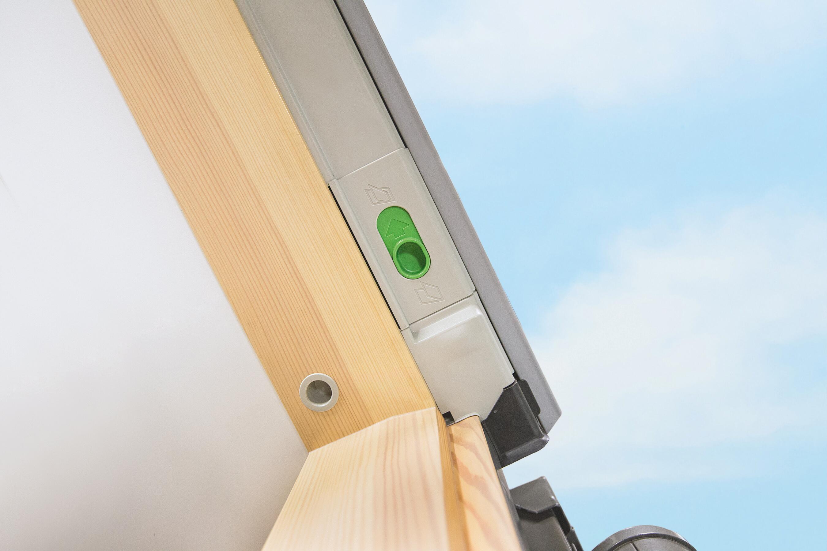 Ventana de techo madera marrón FPP-VU proyectante, giratoria manual de 55x118 cm - 6