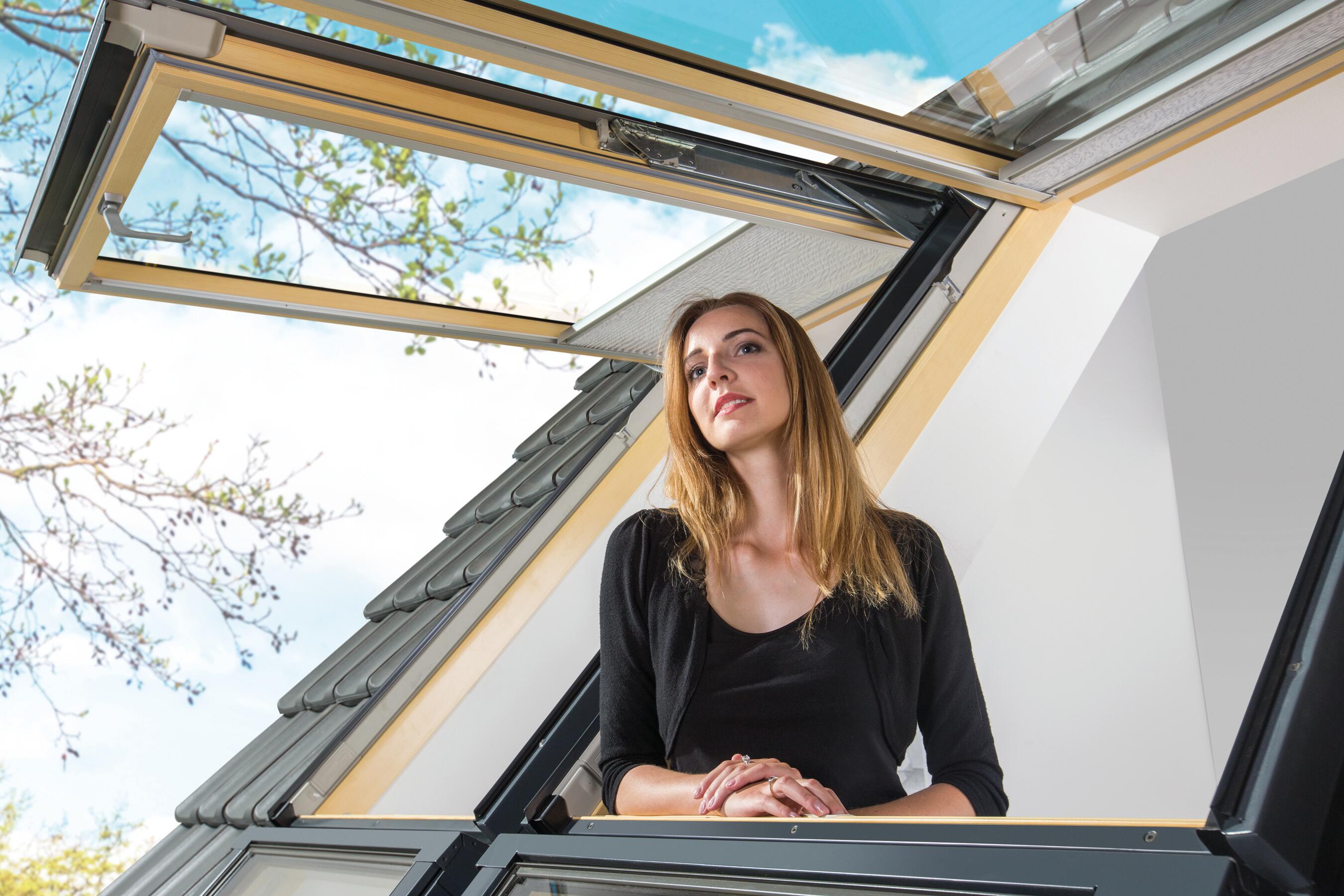 Ventana de techo madera marrón FPP-VU proyectante, giratoria manual de 55x118 cm - 3