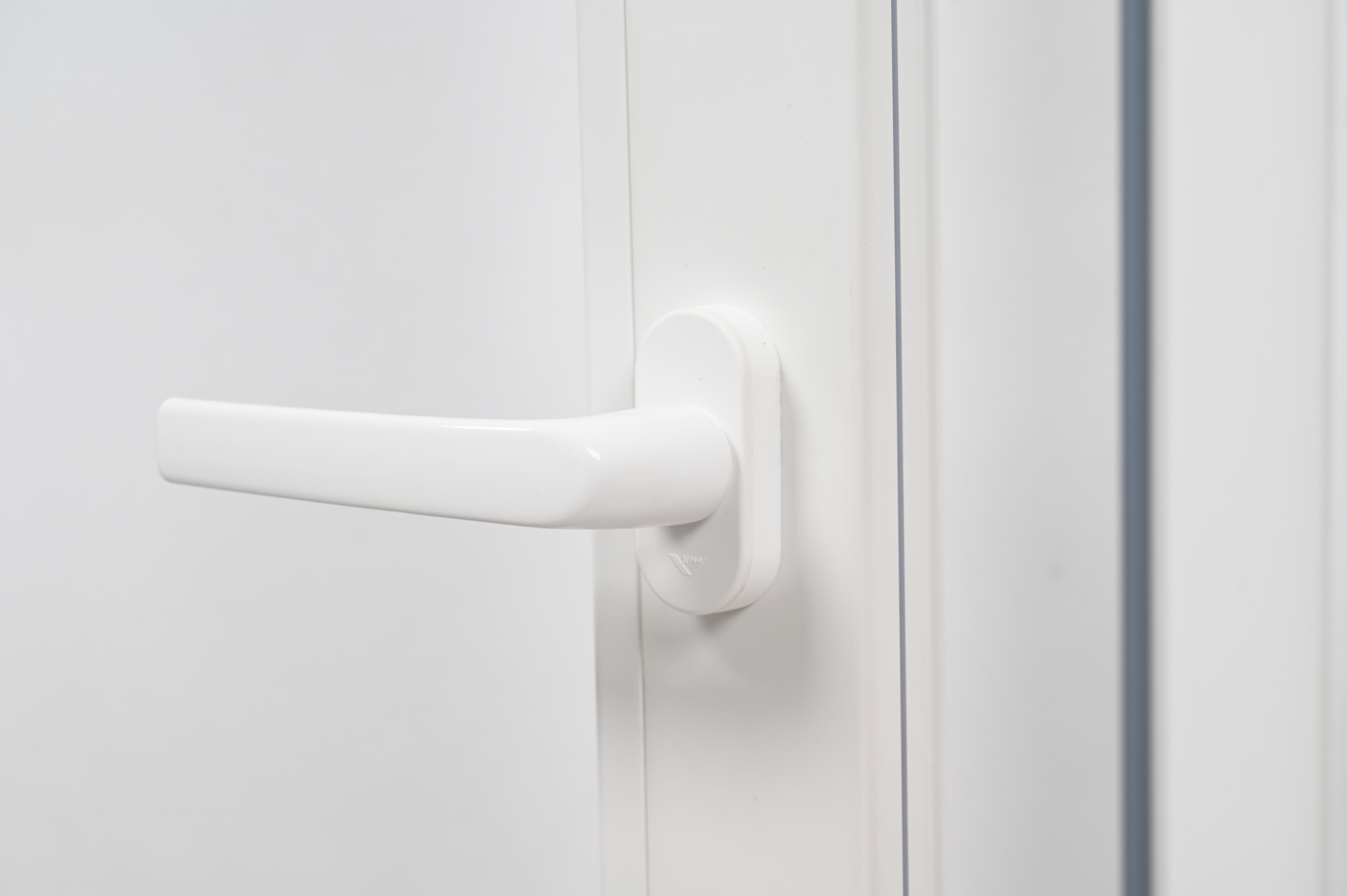 Balconera PVC blanca practicable con cerradura 90X200 cm - 13