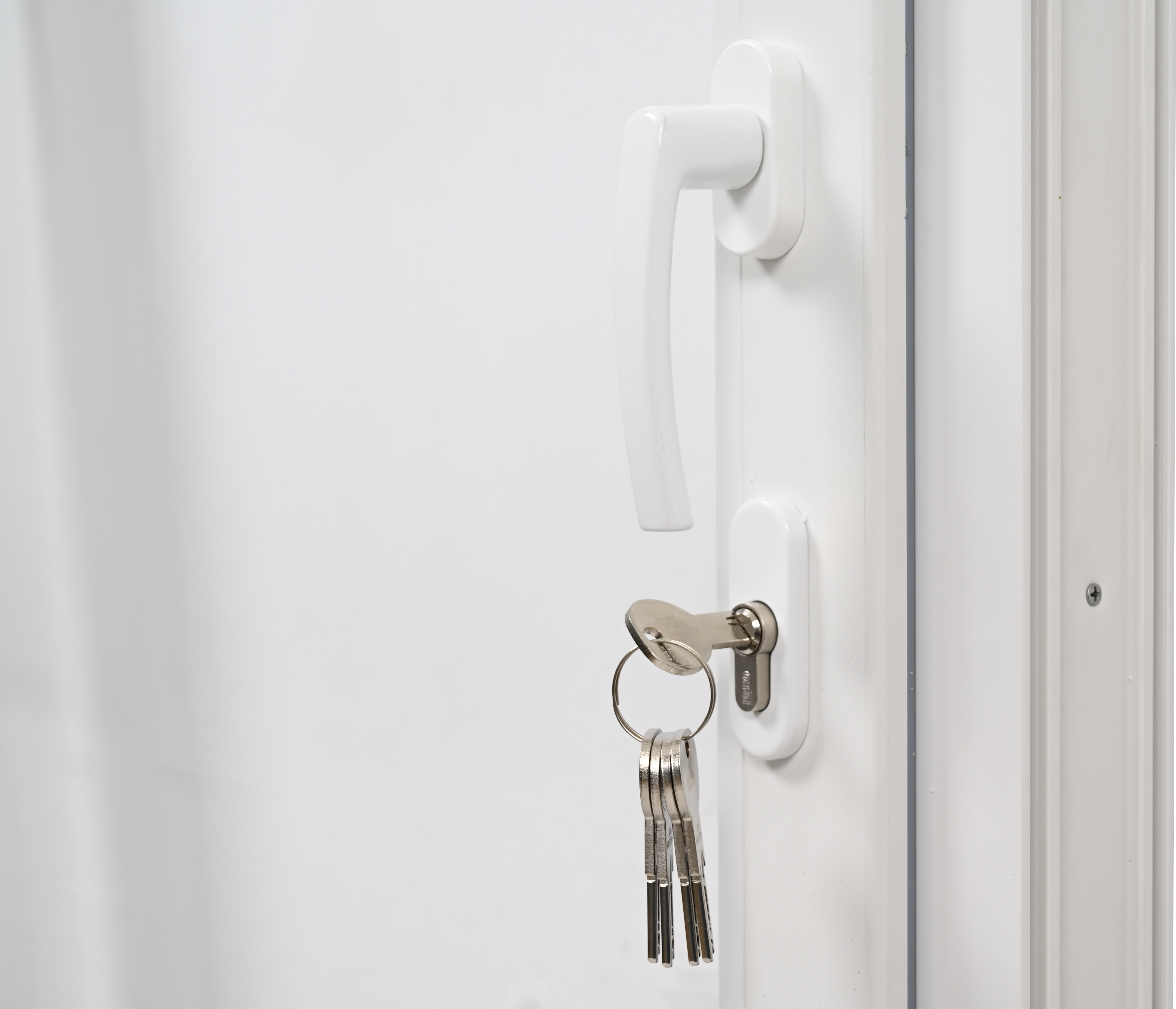 Balconera PVC blanca practicable con cerradura 90X200 cm - 9